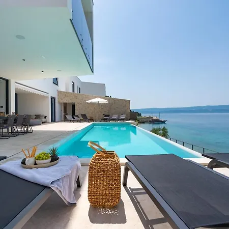 Seafront Kiara With 5 En-suite Bedrooms In Villa *