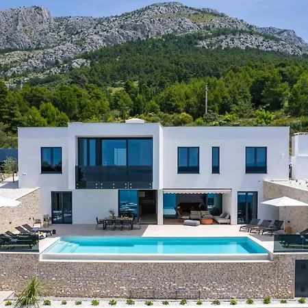 Seafront Kiara With 5 En-suite Bedrooms In וילה