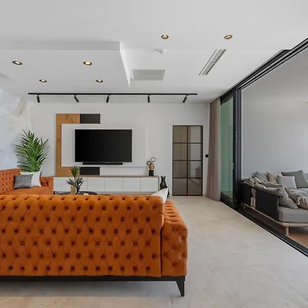 Seafront Kiara With 5 En-suite Bedrooms In *