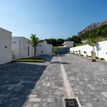 Seafront Kiara With 5 En-suite Bedrooms In וילה *