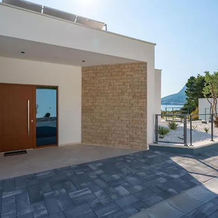 Seafront Kiara With 5 En-suite Bedrooms In Villa
