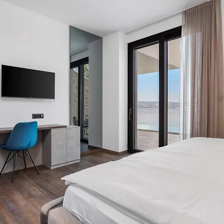 Seafront Kiara With 5 En-suite Bedrooms In Villa *