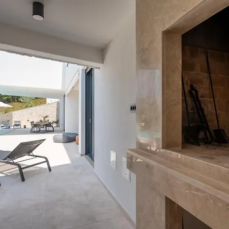 Seafront Kiara With 5 En-suite Bedrooms In Villa