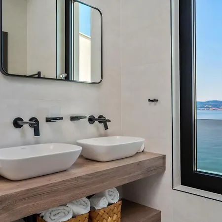 Seafront Kiara With 5 En-suite Bedrooms In וילה *