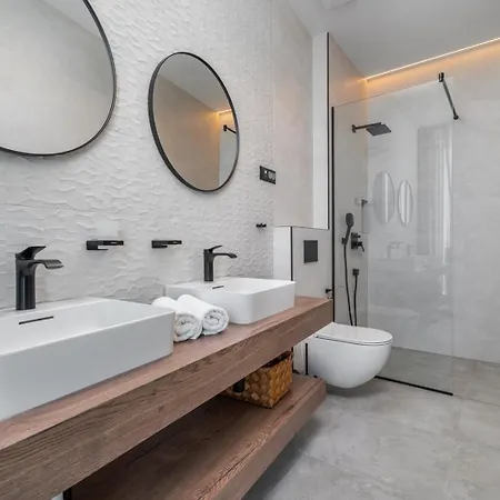 Seafront Kiara With 5 En-suite Bedrooms In *