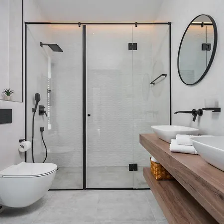 Seafront Kiara With 5 En-suite Bedrooms In *