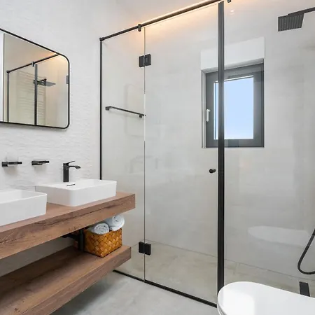 Seafront Kiara With 5 En-suite Bedrooms In וילה *