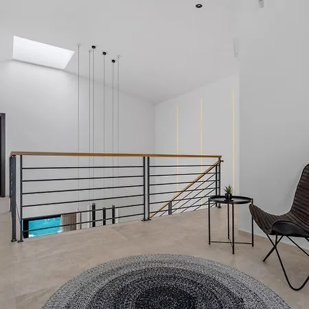 Seafront Kiara With 5 En-suite Bedrooms In וילה אומיס