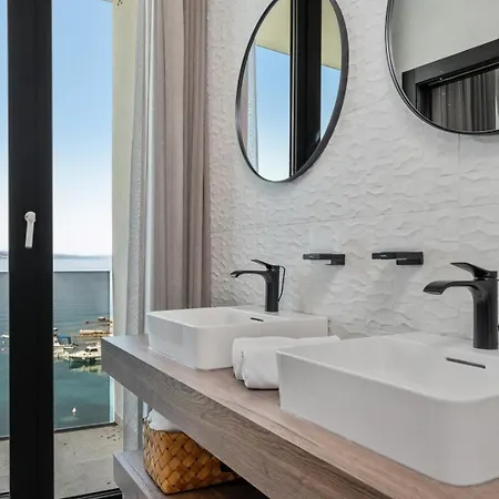 Seafront Kiara With 5 En-suite Bedrooms In וילה *