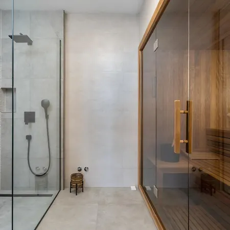 Seafront Kiara With 5 En-suite Bedrooms In וילה אומיס