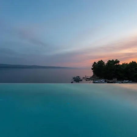 Seafront Kiara With 5 En-suite Bedrooms In וילה אומיס