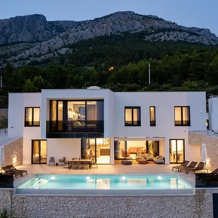 Seafront Kiara With 5 En-suite Bedrooms In וילה *